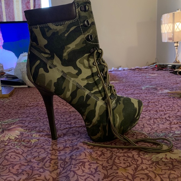 Doll house Booties - Picture 2 of 3